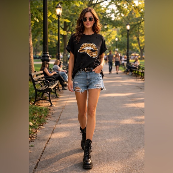 zutter Tops - Zutter Distressed Rock Chic Leopard Lips Black Graphic Tee ~ Size Medium
